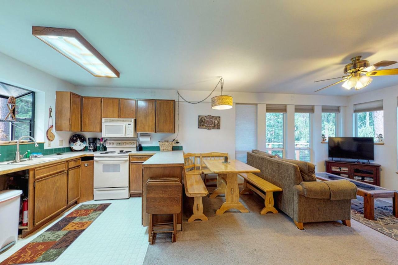 Towering Pines Cabin & Game Room レブンワース エクステリア 写真