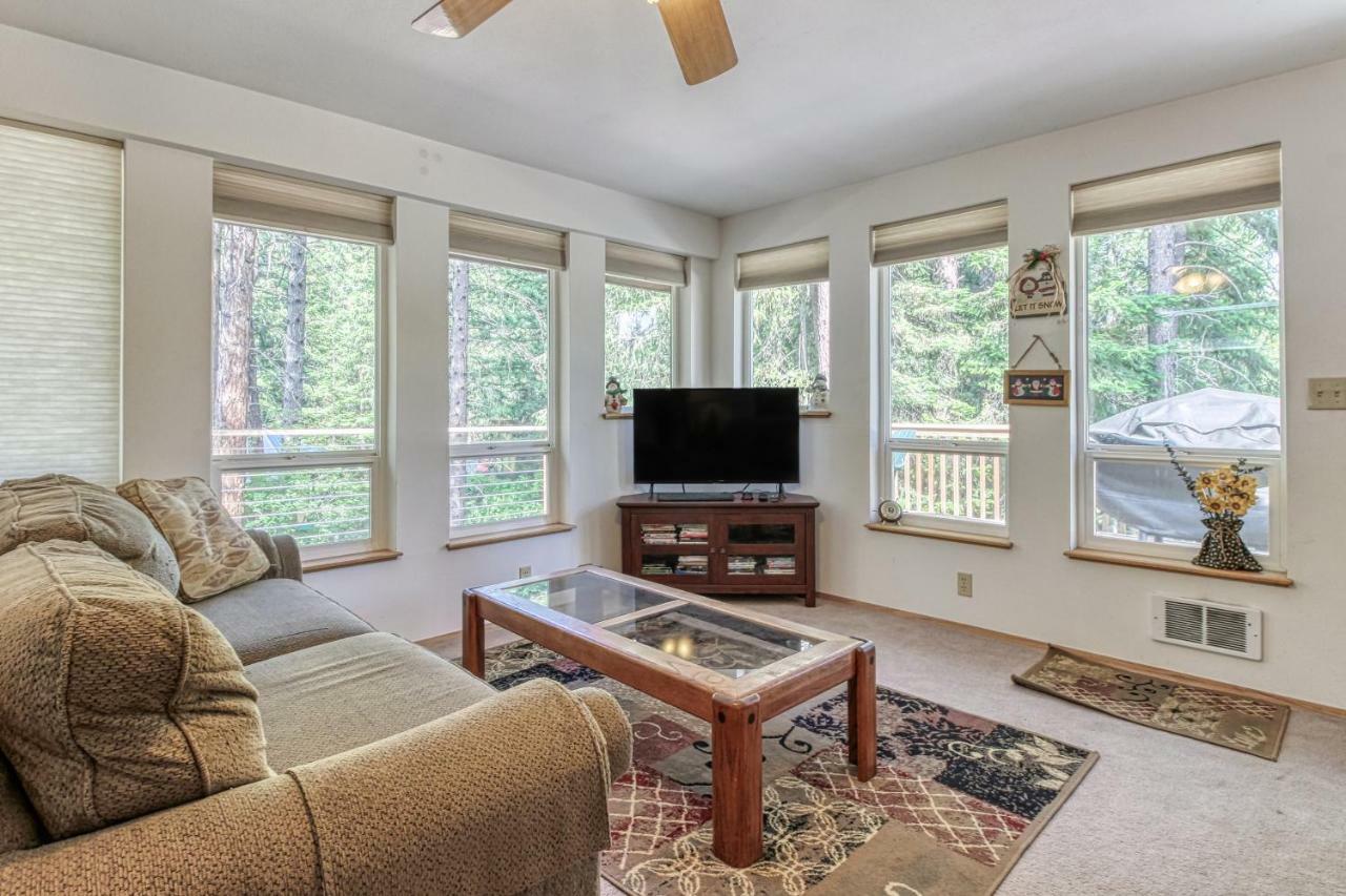 Towering Pines Cabin & Game Room レブンワース エクステリア 写真